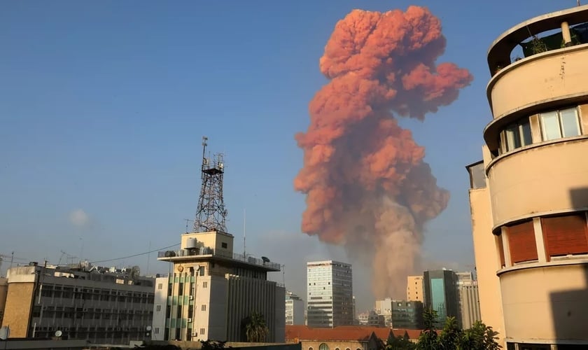 Grande explosão atingiu capital libanesa, Beirute, nesta terça-feira (4). (Foto: Anwar Amro/AFP)