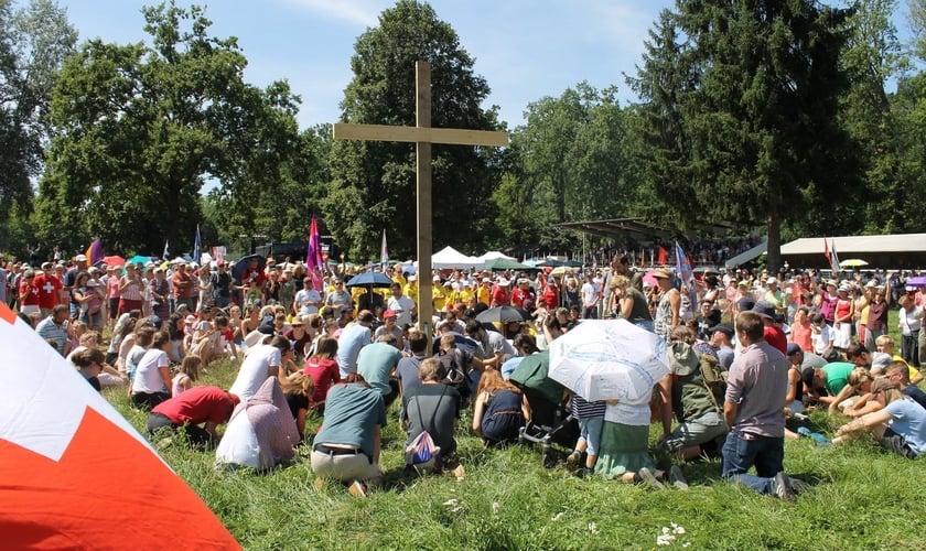 Evangélicos suíços se ajoelham para orar no Dia Nacional da Oração. (Foto: Reprodução / Facebook)