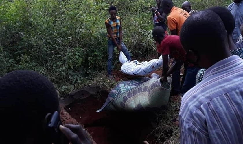 Membros da Igreja Batista Bethel enterram alguns dos corpos das 14 vítimas assassinadas em ataque recente de terroristas armados Fulani, na Nigéria. (Foto: Facebook / All Africa Baptist Fellowship)