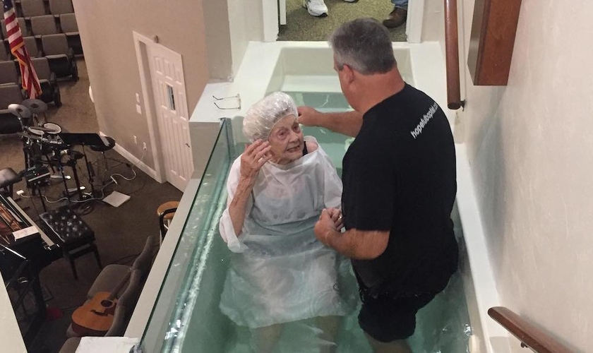 Betty Schoch durante seu batismo. (Foto: Reprodução / BP)