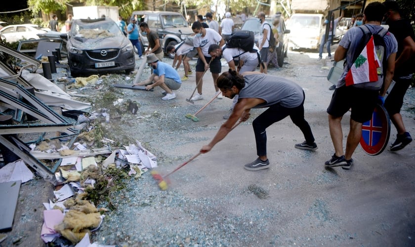 Voluntários limpam detritos das ruas após a explosão: "Não temos um estado para tomar essas medidas". (Foto: Reprodução / AJ Plus)
