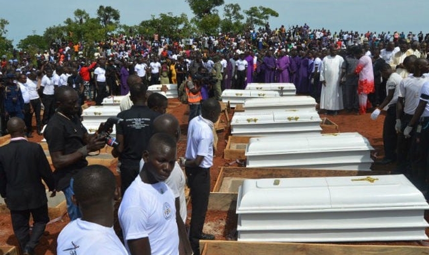 Cristãos mortos em ataques são sepultados na Nigéria. (Foto: Intersociety)