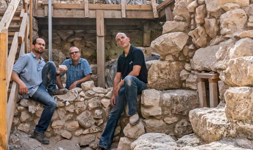 Dr. Shalev, Prof. Gadot e Yoav Vaknin, da direita para a esquerda. (Foto: Shai Halevi/Autoridade de Antiguidades de Israel)