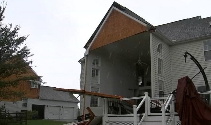 Casa fica destruída após passagem do furacão Isaías. (Foto: Reprodução / GOD TV)