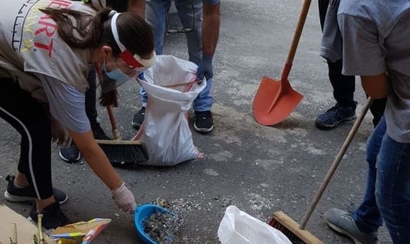 Os voluntários do Heart for Lebanon ajudam a limpar igrejas, apartamentos e ruas. (Foto: Reprodução / Facebook)