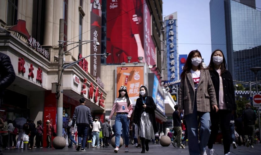 Pessoas usam máscaras em meio ao surto de Covid-19 em Xangai, na China. (Foto: Reuters/Aly Song)