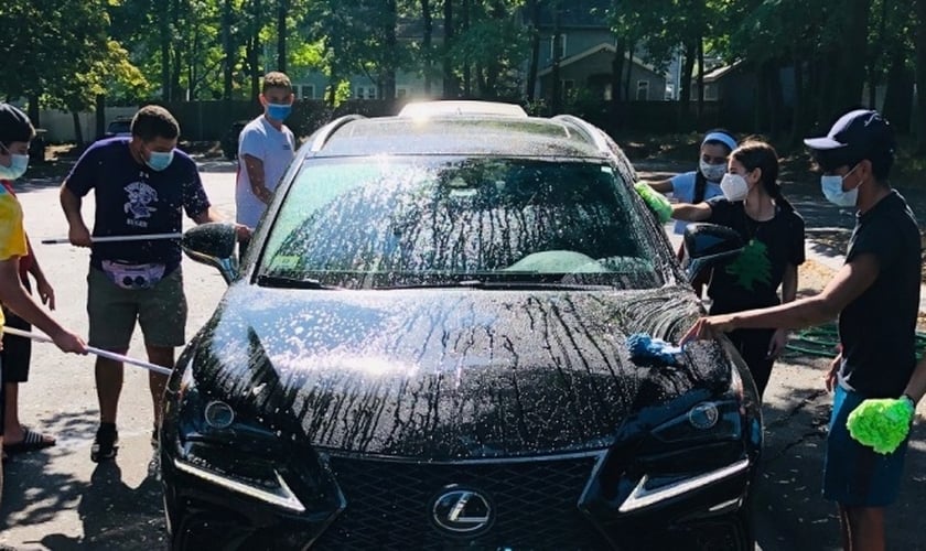 Os jovens lavaram carros e acabaram arrecadando mais de 7 mil dólares com a ação. (Foto: Fr. Timothy Ferguson)