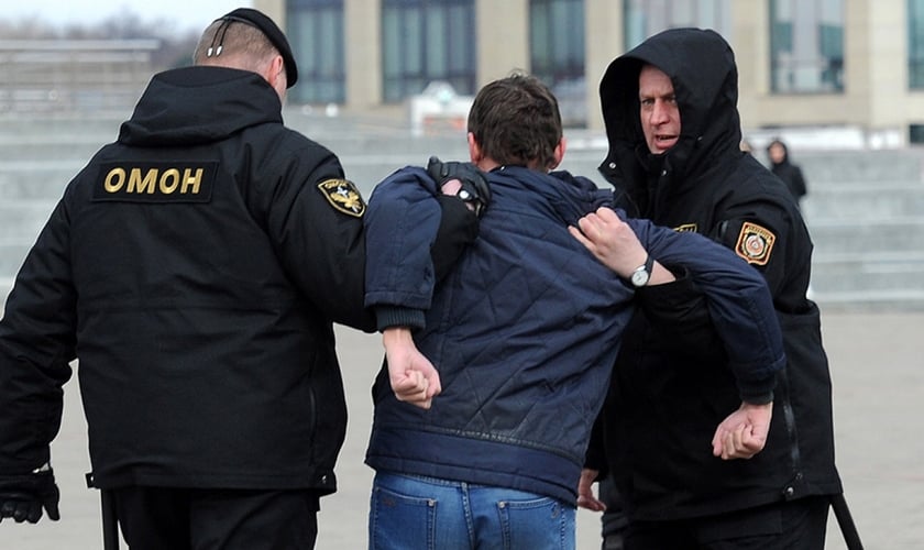 Policiais detém homem em protesto contra as detenções ocorridas na Bielorrússia. (Foto: Viktor Drachev/TASS/Alamy)