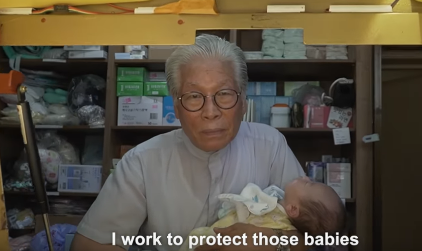 Pr. Jong-Rak Lee idealizou a babybox, um dispositivo para proteger bebês abandonados pelos pais. (Foto: Reprodução / Asian Boss)