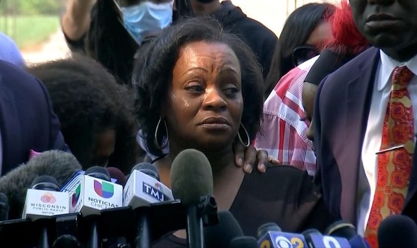 Julia Jackson clamou por um milagre para que seu filho sobrevivesse após levar 7 tiros, em Wisconsin, EUA. (Foto: Sky News)