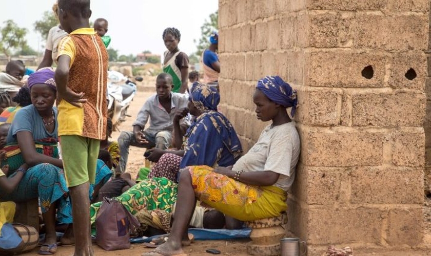 Deslocados internos buscam campos de refugiados para conseguir abrigo e alimentos, em Burkina Faso. (Foto: AFP)