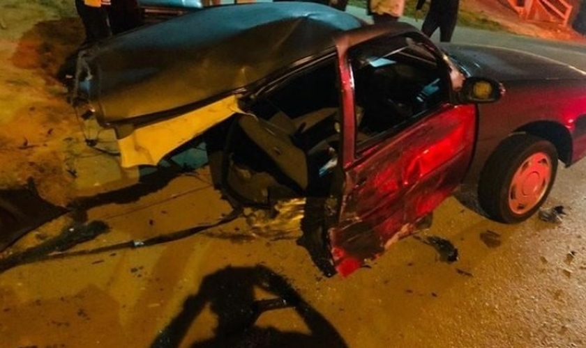 Carro ficou partido ao meio em colisão em Itatiba. (Foto: Reprodução / G1)