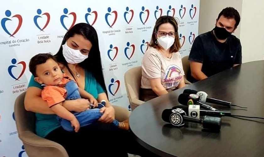 Heitor Araújo nos braços de sua mãe e junto ao pai em entrevista coletiva no dia da alta médica. (Foto: Reprodução / Hospital do Coração)