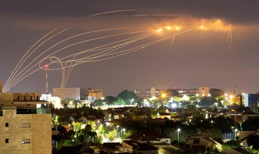 Em 21 de agosto, sistema anti-míssil Cúpula de Ferro dispara mísseis de interceptação conforme foguetes são lançados de Gaza em direção a Israel, visto da cidade de Ashkelon. (Foto: Amir Cohen/Reuters)