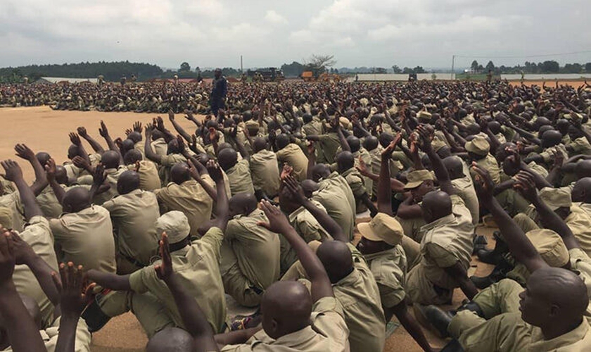 Recrutas recebem a palavra de Deus, em Uganda. (Foto: Reprodução / UGCN)