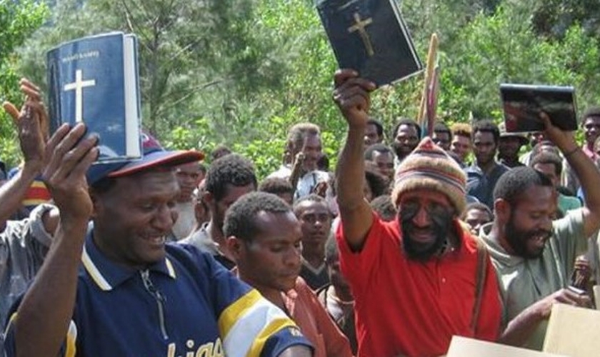 A Papua-Nova Guiné é altamente cristianizada, com cerca de 70 por cento das pessoas indicando fé pessoal em Jesus. (Foto: Reprodução / Bible Society)
