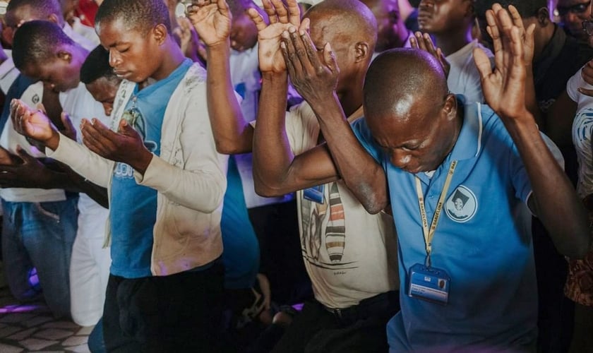 Moçambicanos em momento de oração em Pemba, capital da província de Cabo Delgado. (Foto: Iris Global)