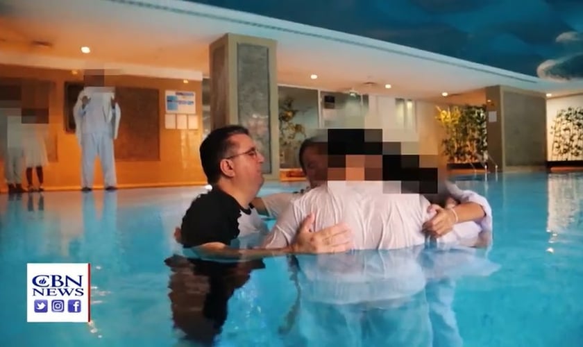 20 cristãos iranianos foram batizados em um local secreto. (Imagem: CBN News / Mohabat News)