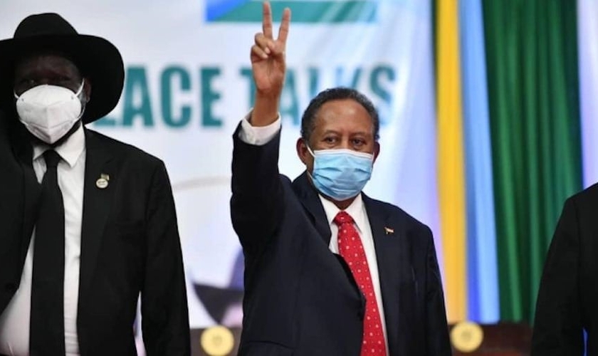 O primeiro ministro do Sudão, Abdullah Hamdok e o presidente do Sudão do Sul, Salva Kiir, (à esquerda), após a assinatura do acordo que põe fim ao status oficial da religião islâmica. (Foto: Reprodução / Twitter Memri Spanish)