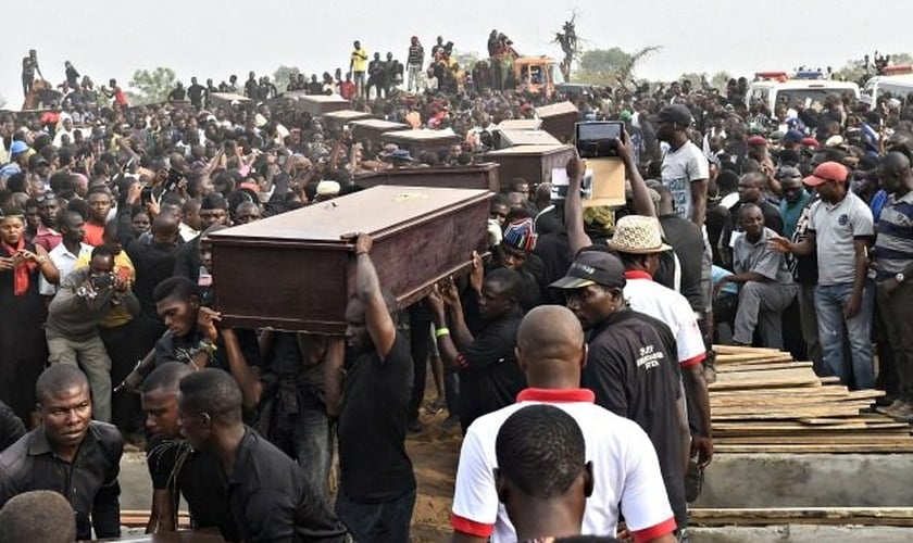 Enterro em massa na Nigéria revela a gravidade da violência promovida por grupos terroristas no país. (Foto: Pius Utomi Ekpei / AFP / Getty Images)