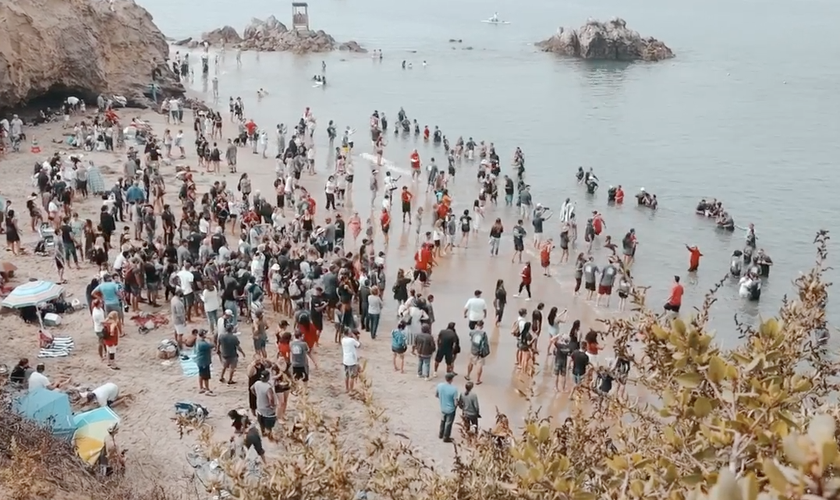 Centenas de pessoas foram batizadas em Newport Beach, na Califórnia. (Foto: Reprodução/Calvary Chapel Church)