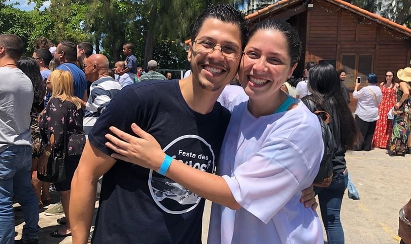 Ao lado de seu irmão, Larissa van Boekel foi batizada em dezembro de 2018. (Foto: Igreja Batista Atitude)