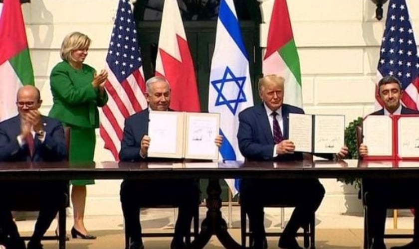 Israel assina acordo estabelecendo laços formais com dois estados árabes na Casa Branca. (Foto: Tom Brenner/Reuters)
