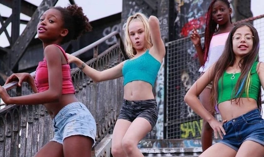 Cena de 'Lindinhas', exibido pela Netflix, mostra cenas de meninas que executam rotinas de dança hiper-sexualizada. (Foto: Reprodução)