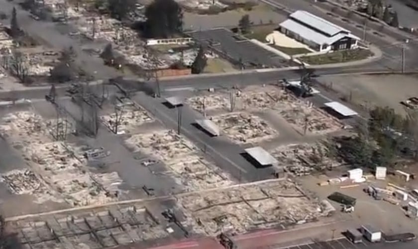Grande parte da cidade de Talent, no estado de Oregon, foi devastada pelo fogo, mas a igreja Empowered Life permaneceu intacta. (Foto: Facebook)