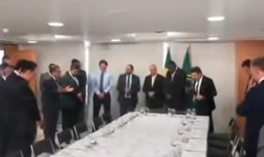 Presidente orou com líderes evangélicos em Brasília. (Foto: Reprodução/Jair Bolsonaro)