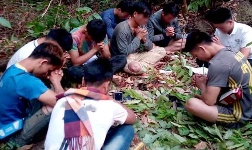 Nove jovens cristãos oram secretamente dentro de uma floresta no Laos, em 14 de setembro. (Foto: Reprodução / UCA News)