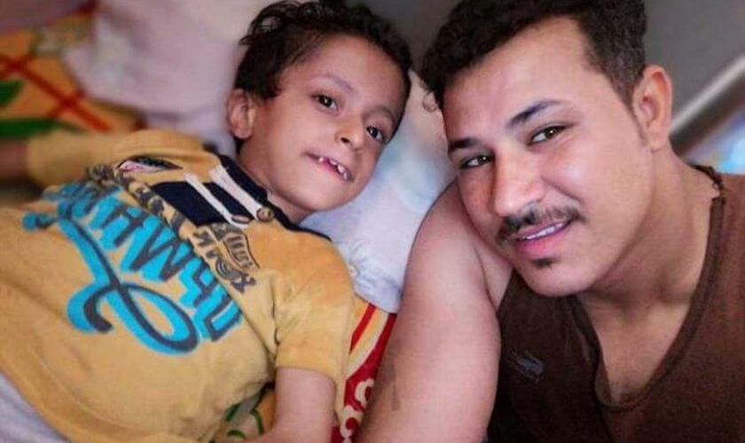 Após 11 anos de batalha para manter Samer vivo, Mark Nazeer lutou para deixar o corpo do filho sepultado perto de casa. (Foto: Reprodução / Portas Abertas)
