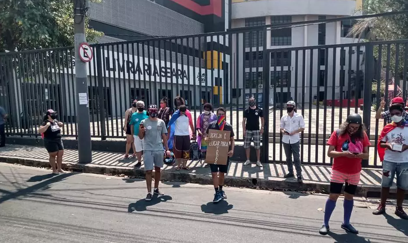 Cerca de 30 pessoas participaram do protesto na porta da Igreja da Lagoinha. (Foto: Divulgação/O Tempo)