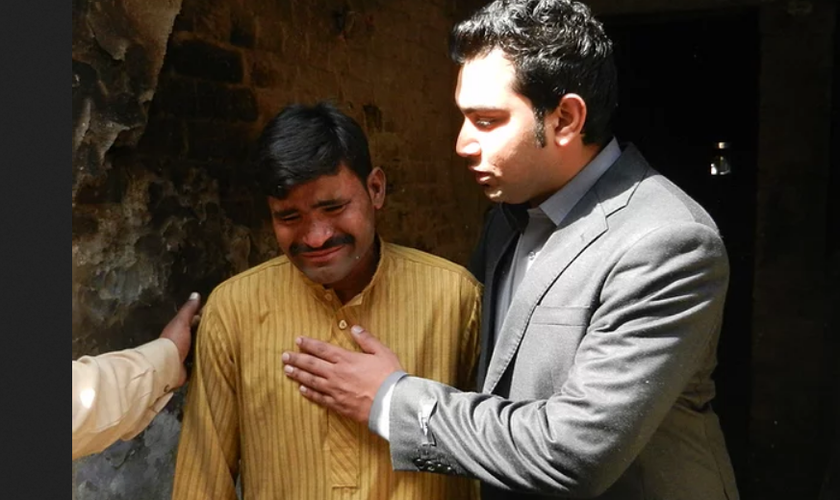 Homem recebe oração ao entregar vida a Jesus. (Foto: Reprodução / Pakistan Outreach)
