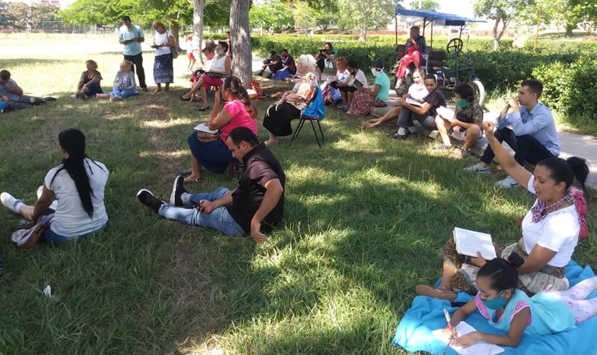 Membros da Igreja Jeová Shalom se reuniram em um parque depois que sua igreja foi fechada. (Foto: Reprodução / Igreja Jehová Shalom Facebook)