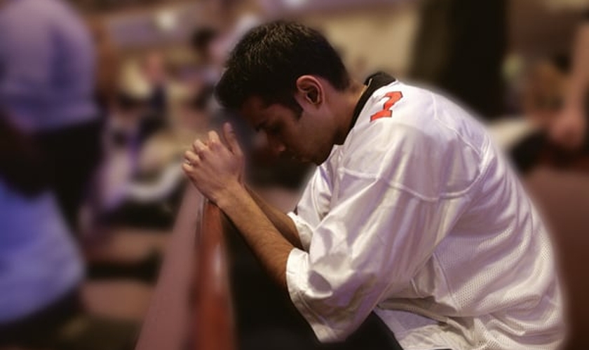 Imagem ilustrativa: Jovem ora em igreja do Oriente Médio. (Foto: YWAM)