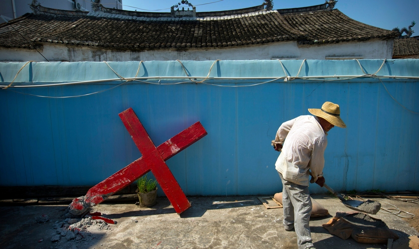 Cruz que foi derrubada por funcionários do governo chinês em uma igreja protestante no vilarejo de Taitou, na província de Zhejiang, em 2015.  (Foto: Mark Schiefelbein / Associated Press)