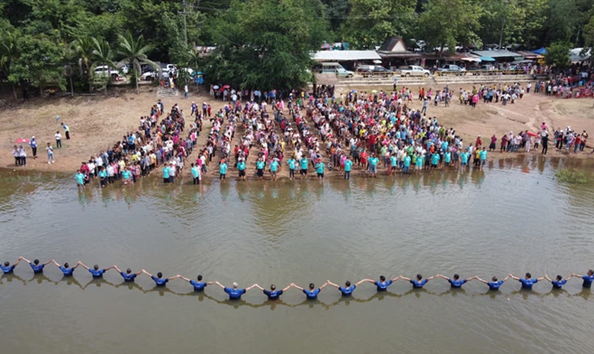 Mais de 1.435 pessoas de aldeias da Tailândia foram batizadas em um único dia. (Foto: Reach a Village)