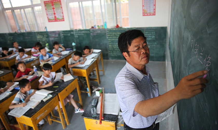 Professores são proibidos até mesmo de mencionar palavras como 'Deus' e 'oração' em sala de aula na China. (Foto: China Daily)