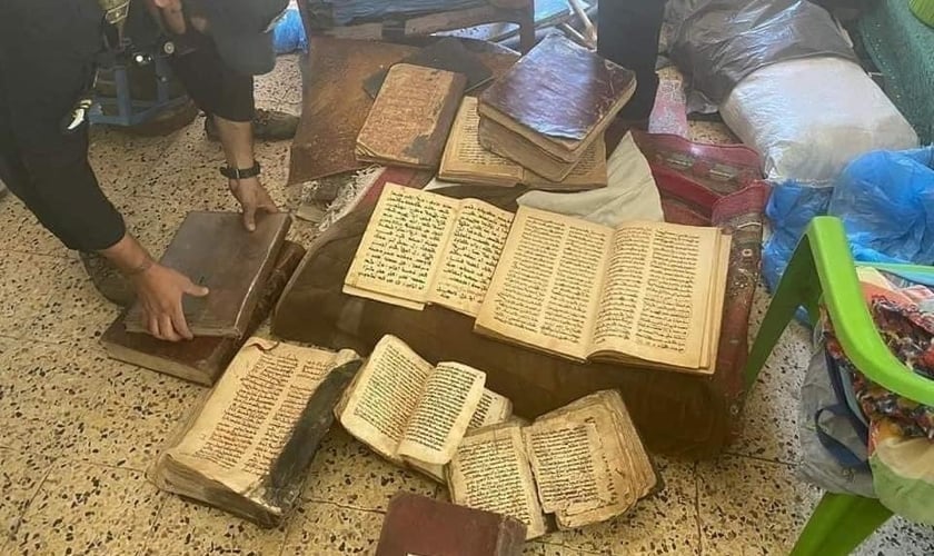 Polícia encontra antigos manuscritos cristãos, no Iraque. (Foto: Reprodução / Premier)