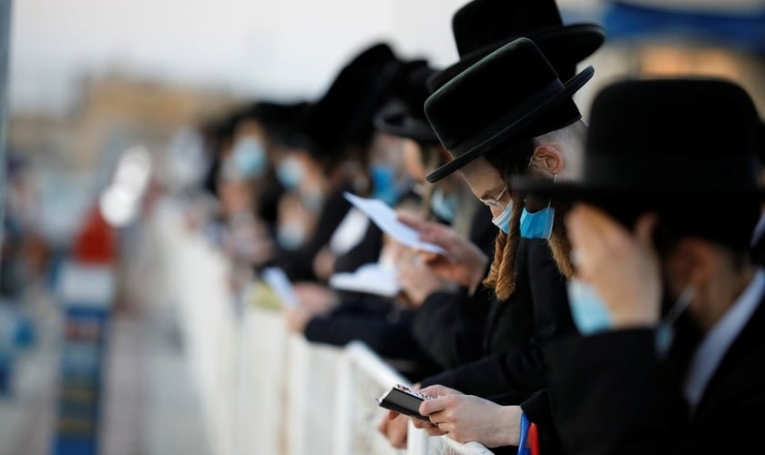 Judeus celebram o ritual de purificação do Tashlich um dia antes do Yom Kippur em Israel. (Foto: Amir Cohen/Reuters)