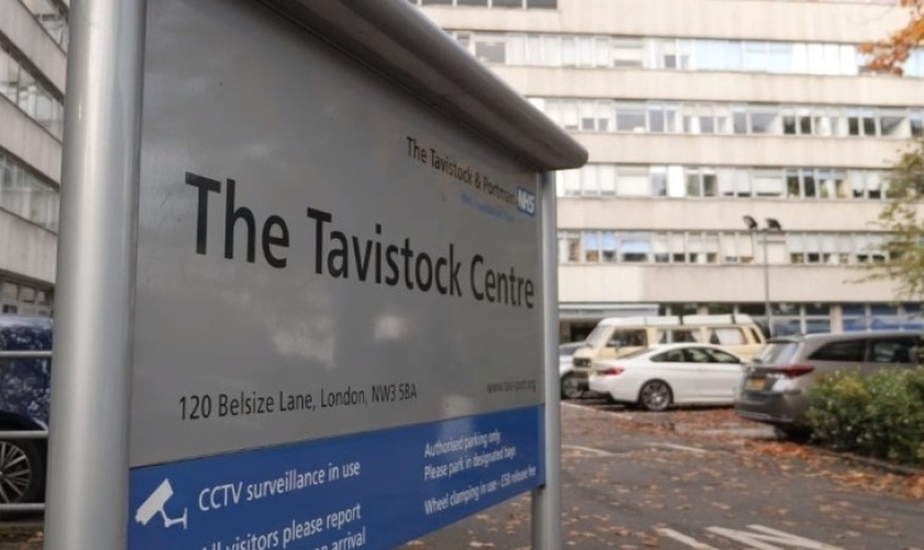Edifício do Tavistock e Portman NHS Foundation Trust em Londres, Inglaterra. (Foto: YouTube/Sky News)