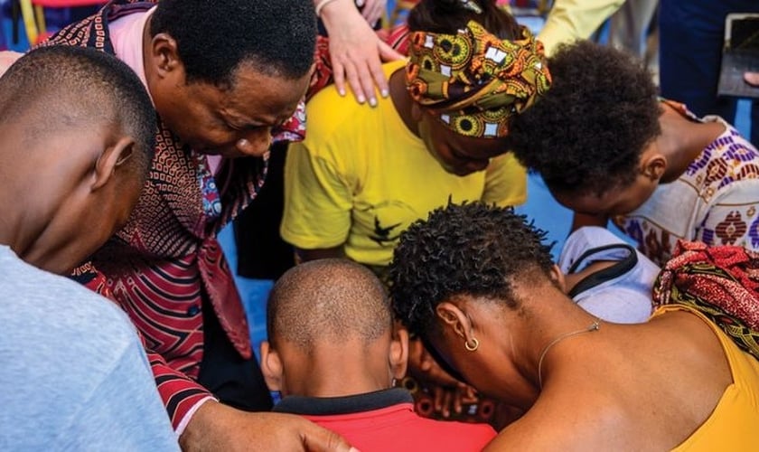 Cristãos angolanos oram a Deus. (Foto: Reprodução / AG News)