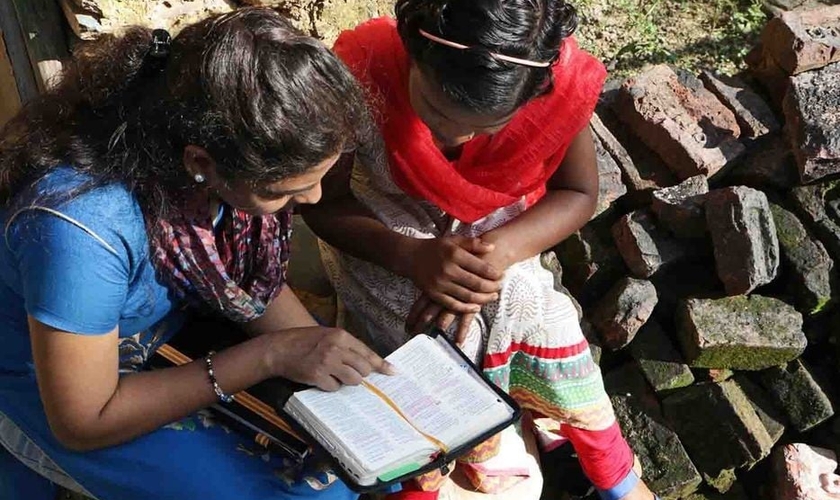 Mulheres cristãs indianas em um estudo bíblico. (Foto: Reprodução / Open Doors USA)