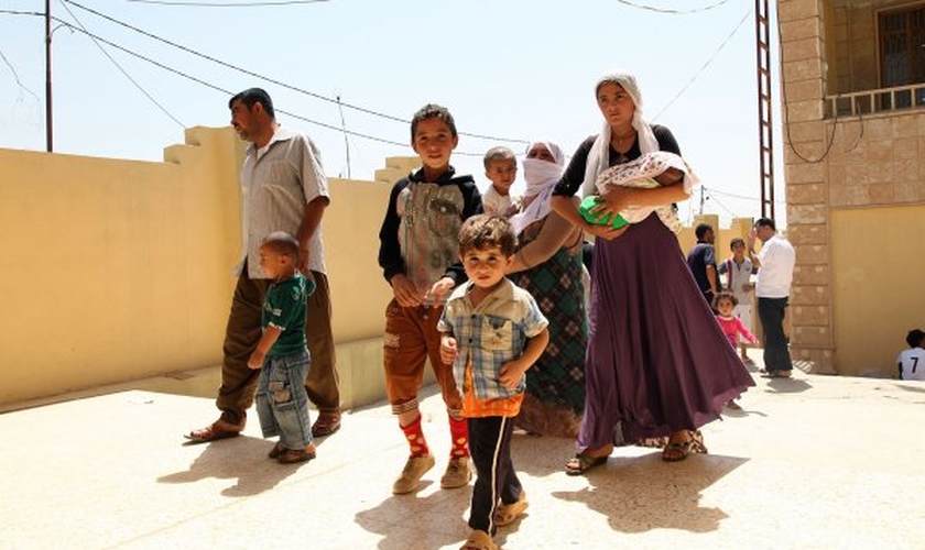 Famílias deslocadas fugem da violência na cidade iraquiana de Sinjar, a oeste de Mosul, chegam à província de Dohuk. (Foto: Reuters / Ari Jalal)