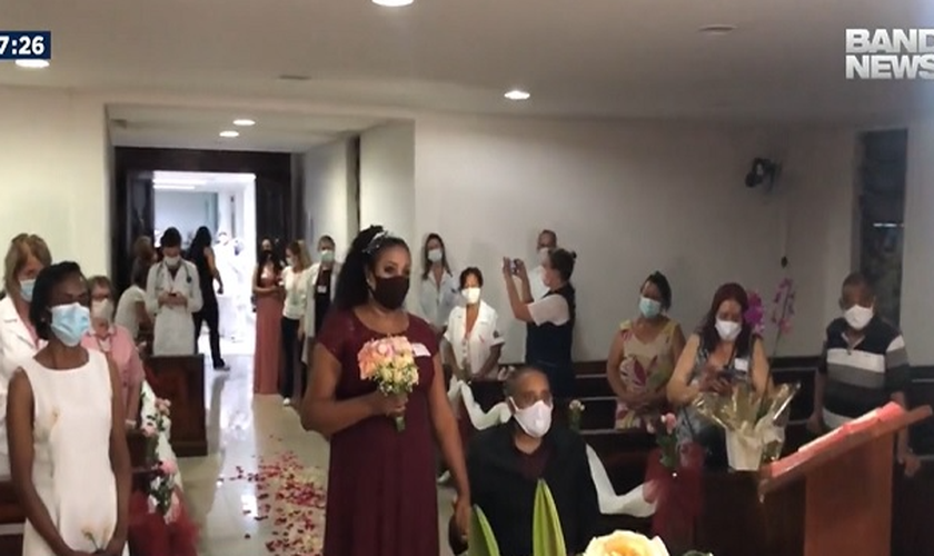 O casal Edson e Kátia durante a cerimônia de casamento realizada em hospital de SP. (Foto: Reprodução / Band)