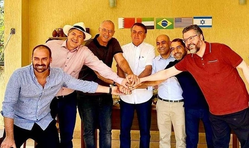 Presidente Jair Bolsonaro e embaixadores durante almoço na casa do deputado Eduardo Bolsonaro. (Foto: Reprodução)