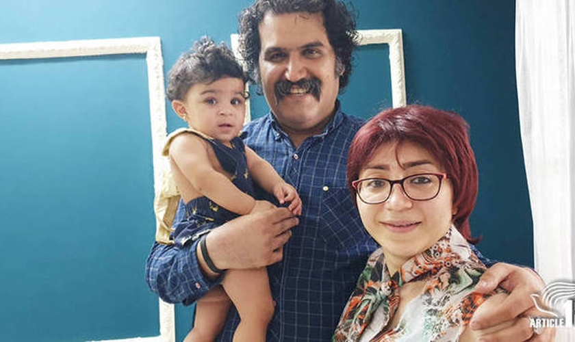 Sam Khosravi e Maryam Falahi adotaram a pequena Lydia, mas tiveram a guarda sobre a menina retirada, após serem considerados 'inaptos' a criar a menina, por causa da fé do casal em Jesus. (Foto: Artigo 18)