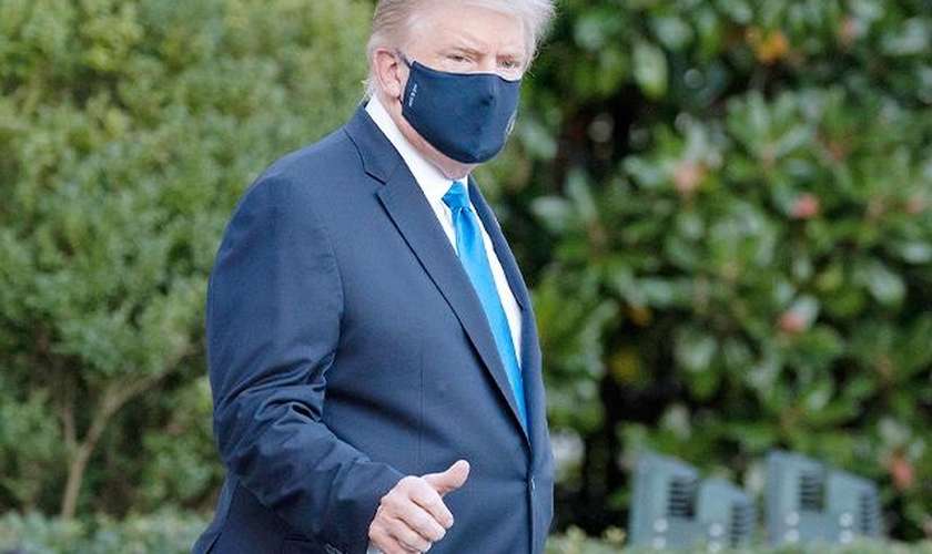 Usando máscara, o presidente dos EUA, Donald Trump deixou o hospital onde esteve internado por três dias para tratamento do coronavírus. (Foto: AP Photo/Alex Brandon)