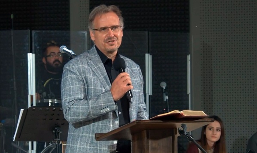 O pastor Theodor Oprenov liderou o devocional bíblico durante o Dia Nacional de Oração de 2020 na Bulgária. (Imagem: Evangelical Focus)